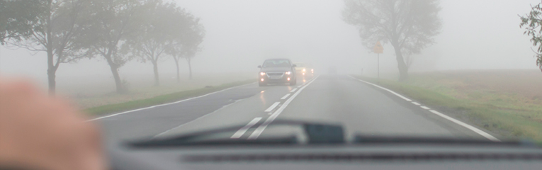 Estrada encoberta pela neblina.