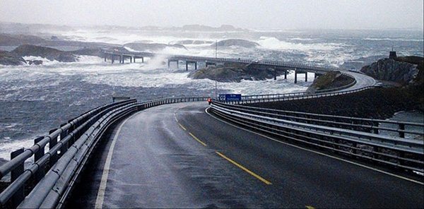 Rodovia Atlântica, estrada-ponte que liga duas ilhas na Noruega.