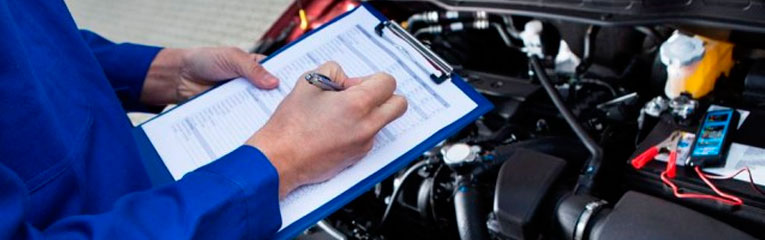 Homem fazendo checklist do motor de um carro.