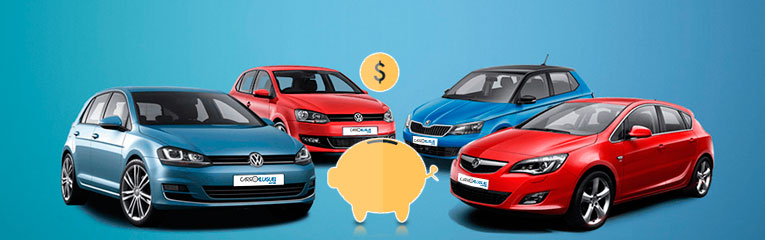 Quatro carros, dois azuis e dois vermelhos, rodeiam um cofre no formate de porco.