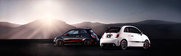 Dois Fiat 500 Abarth, um preto e um branco.