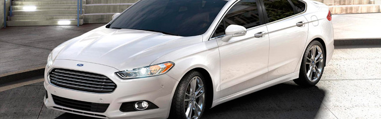 Ford Fusion branco.