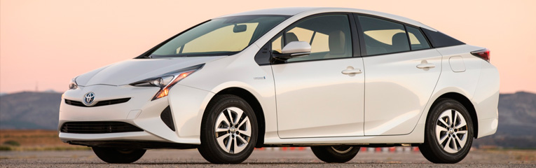Toyota Prius branco.