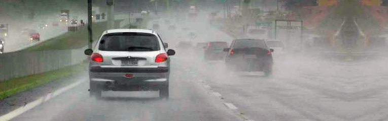 Carros andando estrada chuva