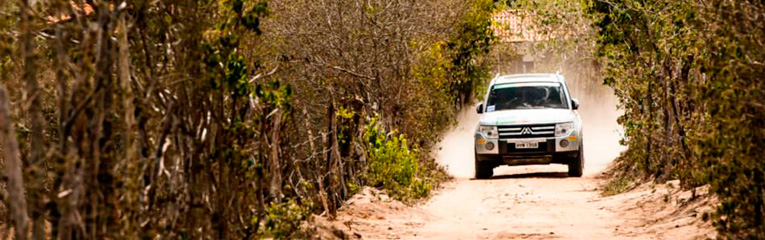 Caminhonete em estrada de terra