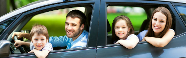 Família de quatro pessoas em um carro