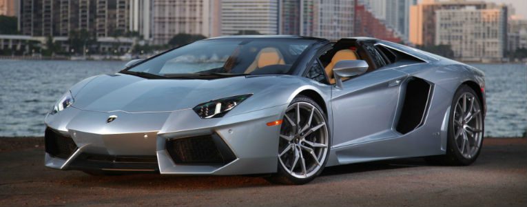 Lamborghini Aventador Lamborghini Aventador na cor cinza, próximo ao mar.