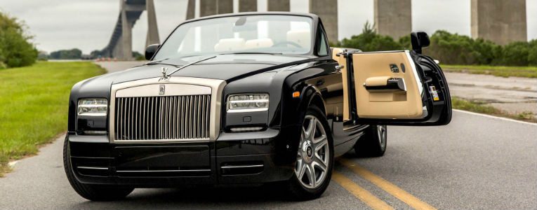 Rolls Royce Rolls Royce na cor preta em estrada.