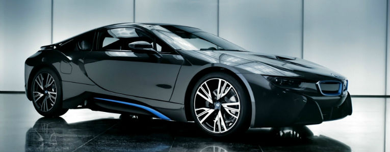 BMW i8 na cor preta.