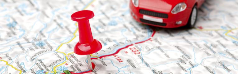 A imagem mostra um carro vermelho seguindo uma linha vermelha desenhada em um mapa.