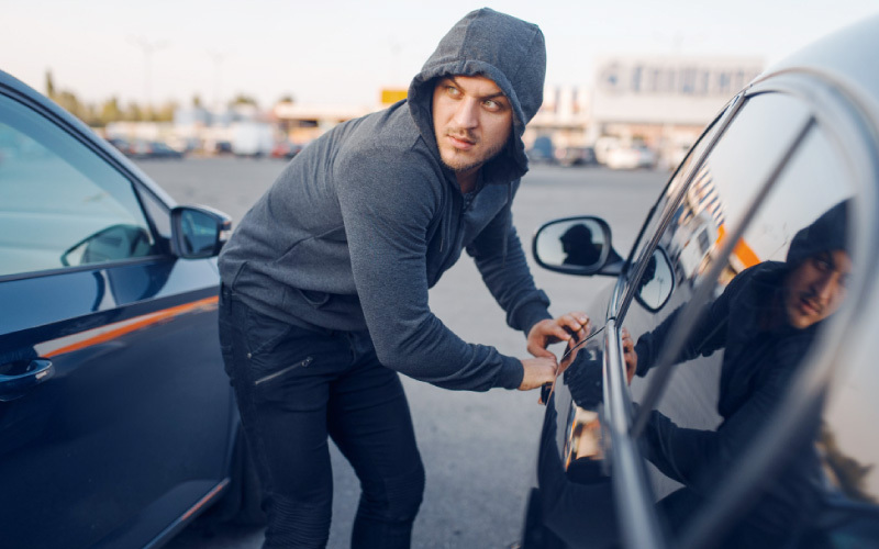 Rouba carro, tem acidente e é acudido pelo dono do veículo