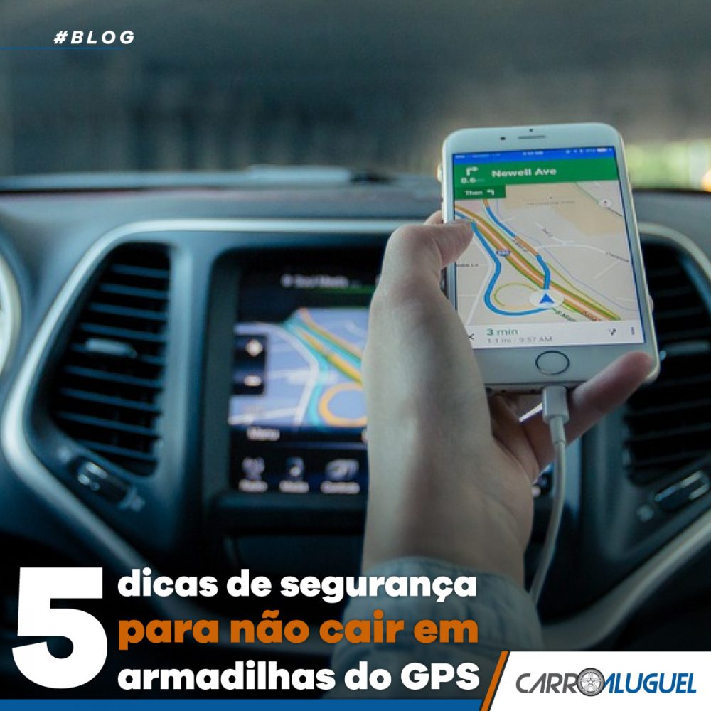 Mão segurando um celular na tela do GPS