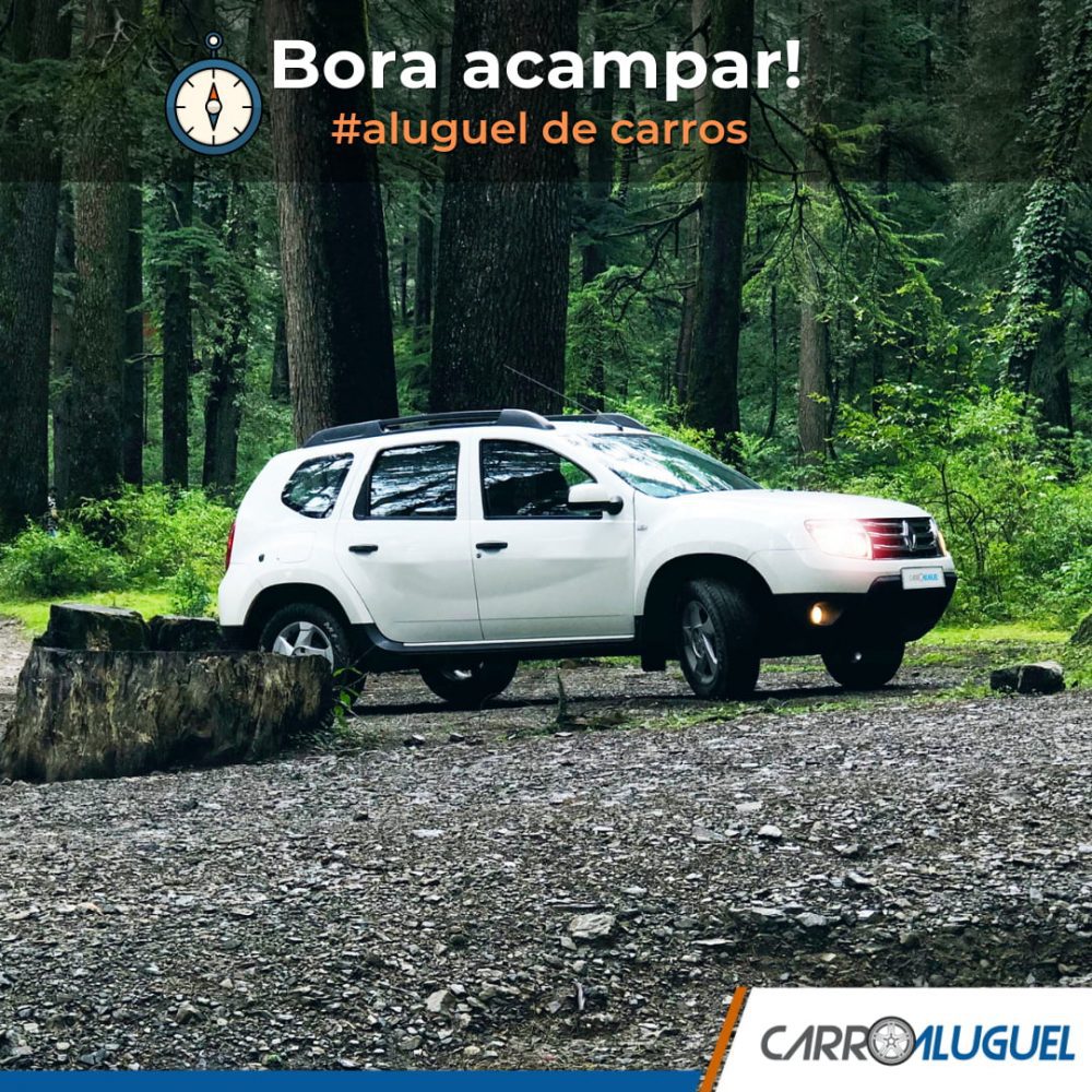 Imagem de um carro modelo Duster numa estrada de chão perto de árvores, com o título: Bora acampar!