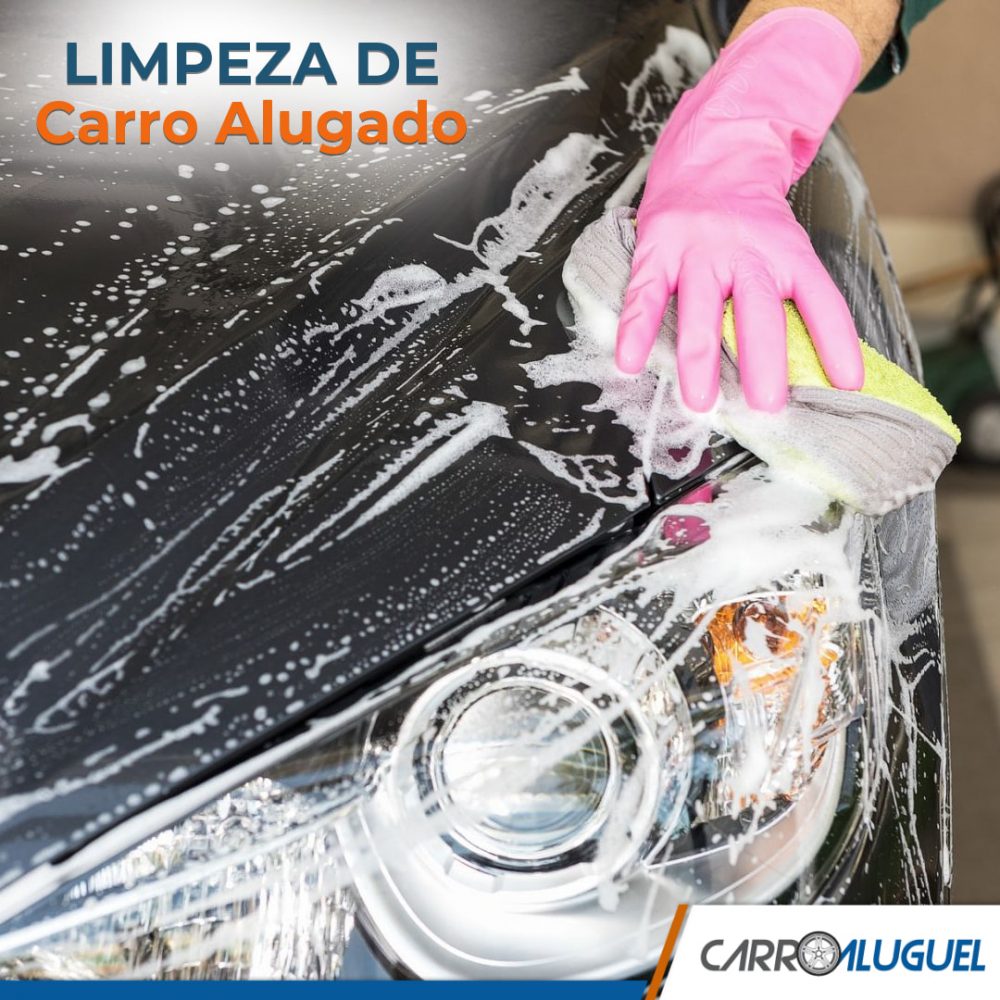 Imagem de uma mão lavando a frente de um carro, com o título: Limpeza de carro alugado