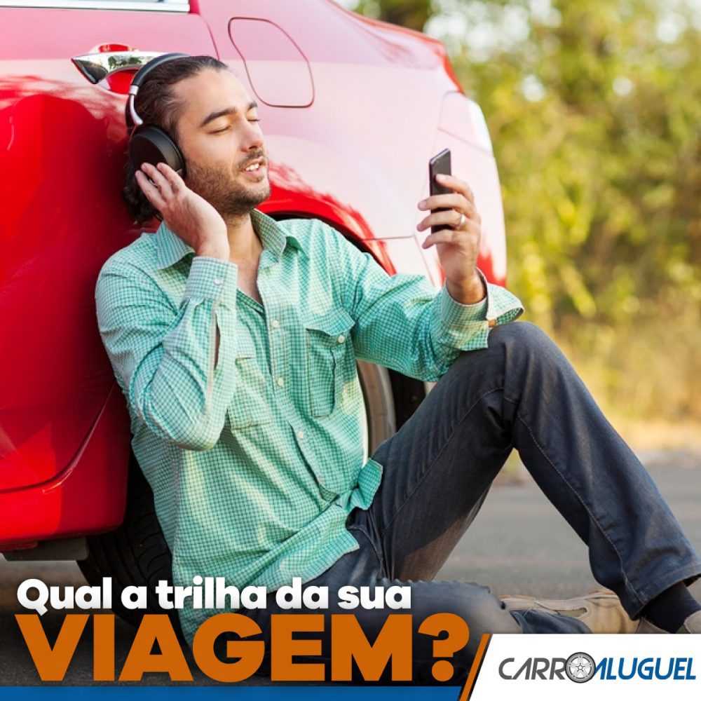 Imagem de um homem ouvindo música com o celular na mão, com o título: Qual a trilha da sua viagem?