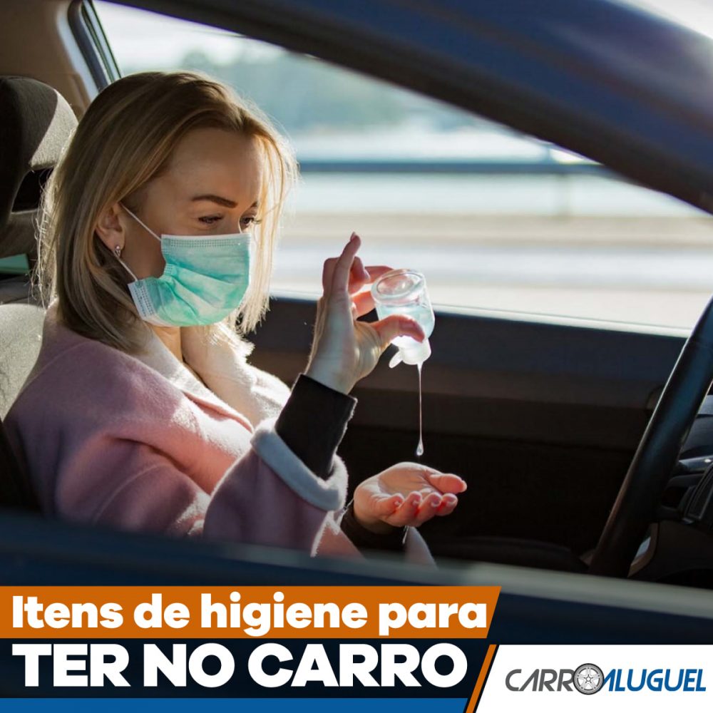 Imagem de uma mulher de máscara passando álcool em gel nas mãos dentro do carro com o título: itens de higiene para ter no carro