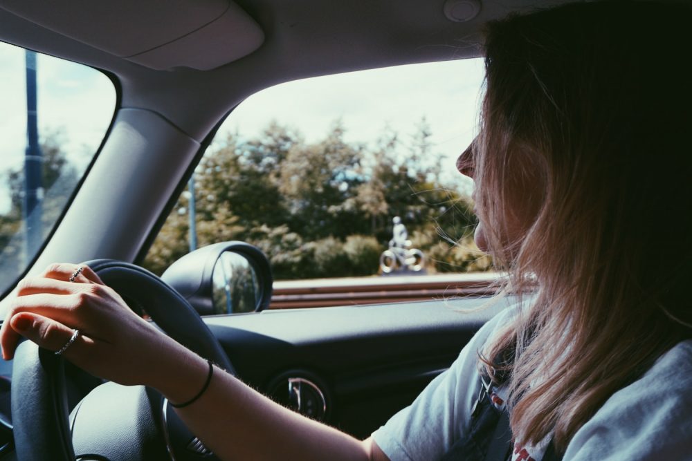 Imagem de uma mulher ao volante