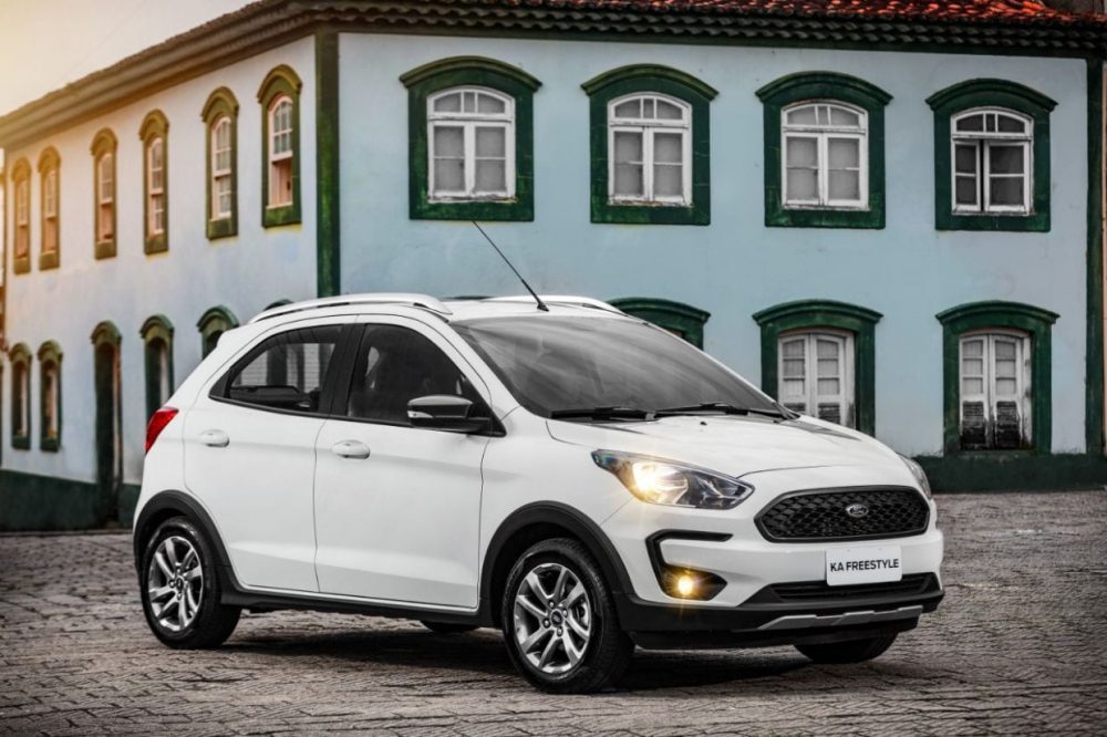 Imagem de um Ford Ka Freestyle branco estacionado na rua