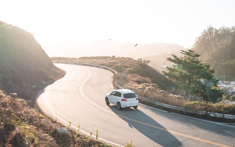 Paisagem com carro na estrada