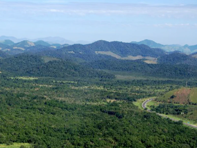 Colinas e estrada em Silva Jardim