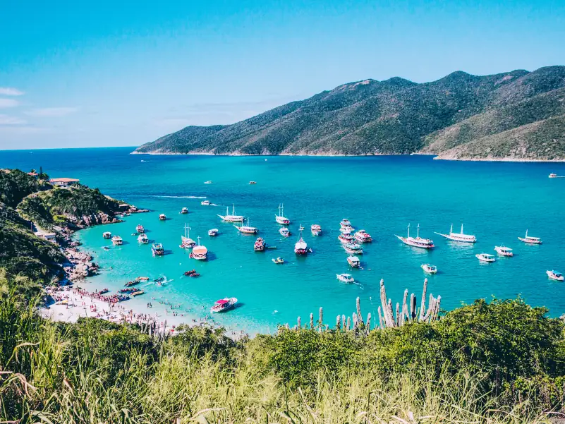 Barcos de turismo ancorados em praia de Arraial do Cabo