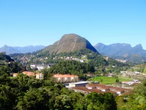 Morro contornado por bairro de Petrópolis