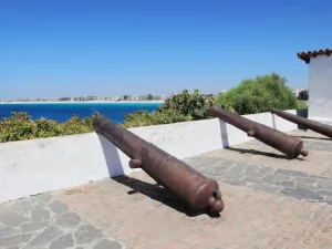 Canhões no Forte São Matheus em Cabo Frio