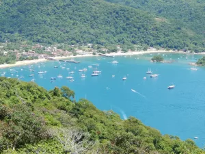Barcos ancorados na orla de Ilha Grande