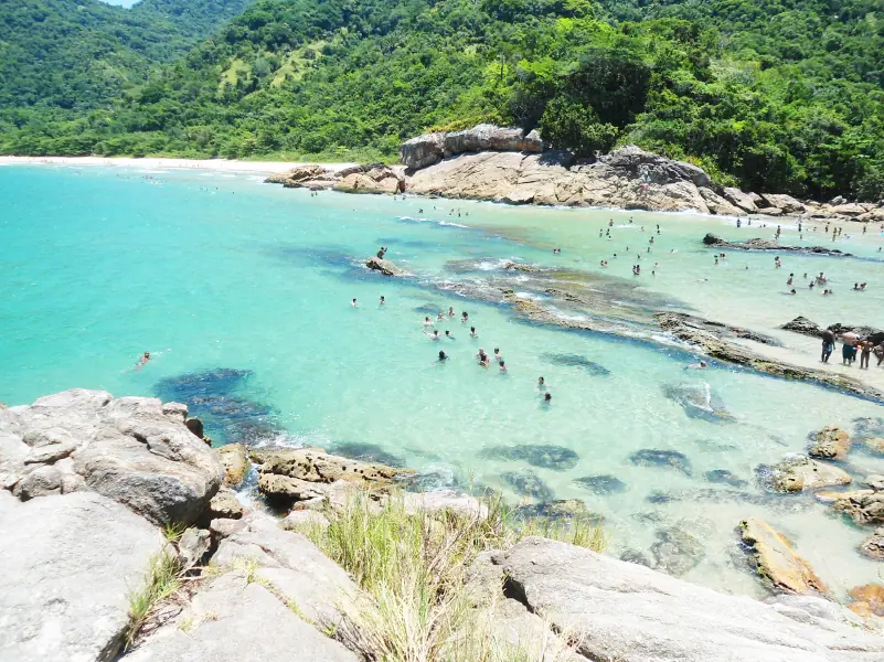 Turistas nadando em praia de Paraty