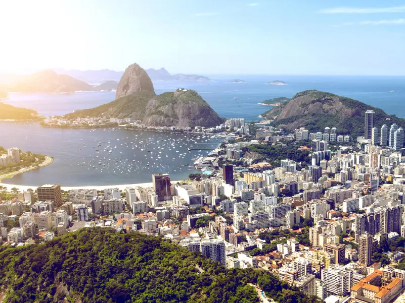 Baía de Guanabara. Páo de Açúcar ao fundo.