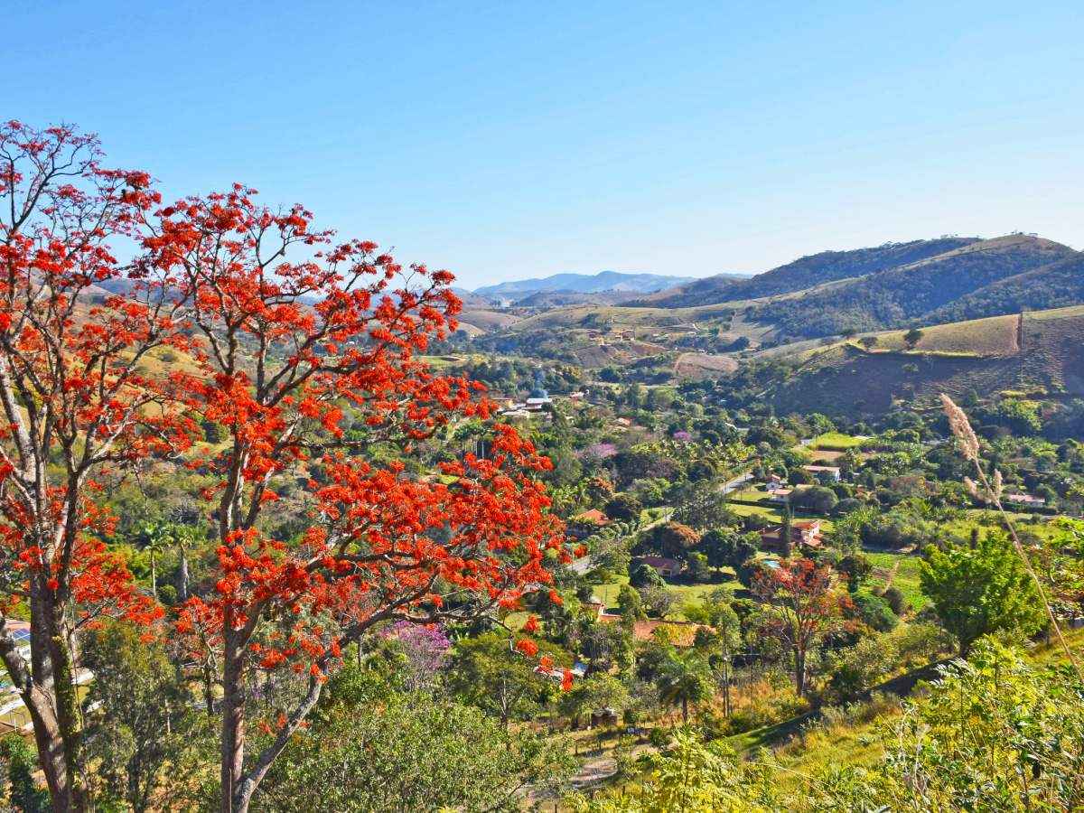 Região montanhosa de Paty dos Alferes, com casas ao fundo da colina.