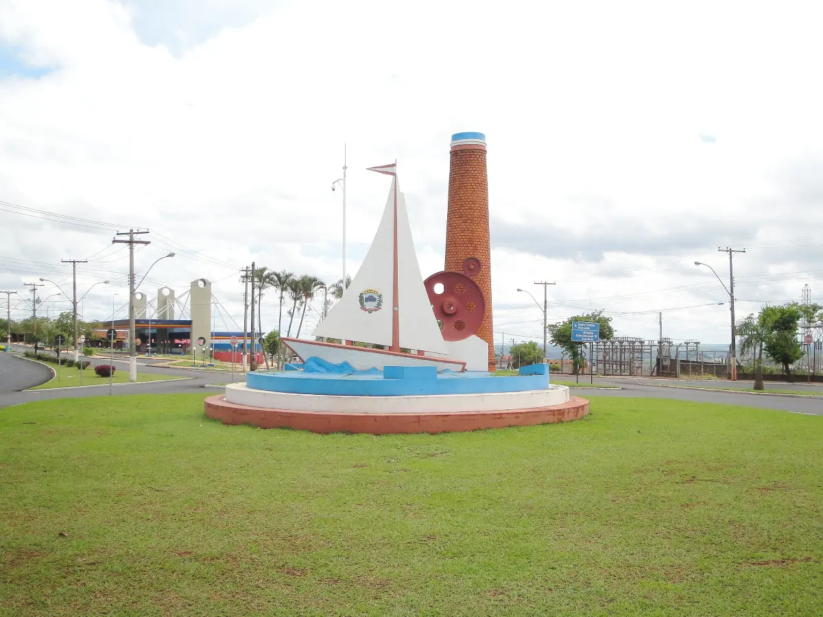 Monumento dos três elementos básicos da economia de Barra Bonita na Praça da Rotatória.