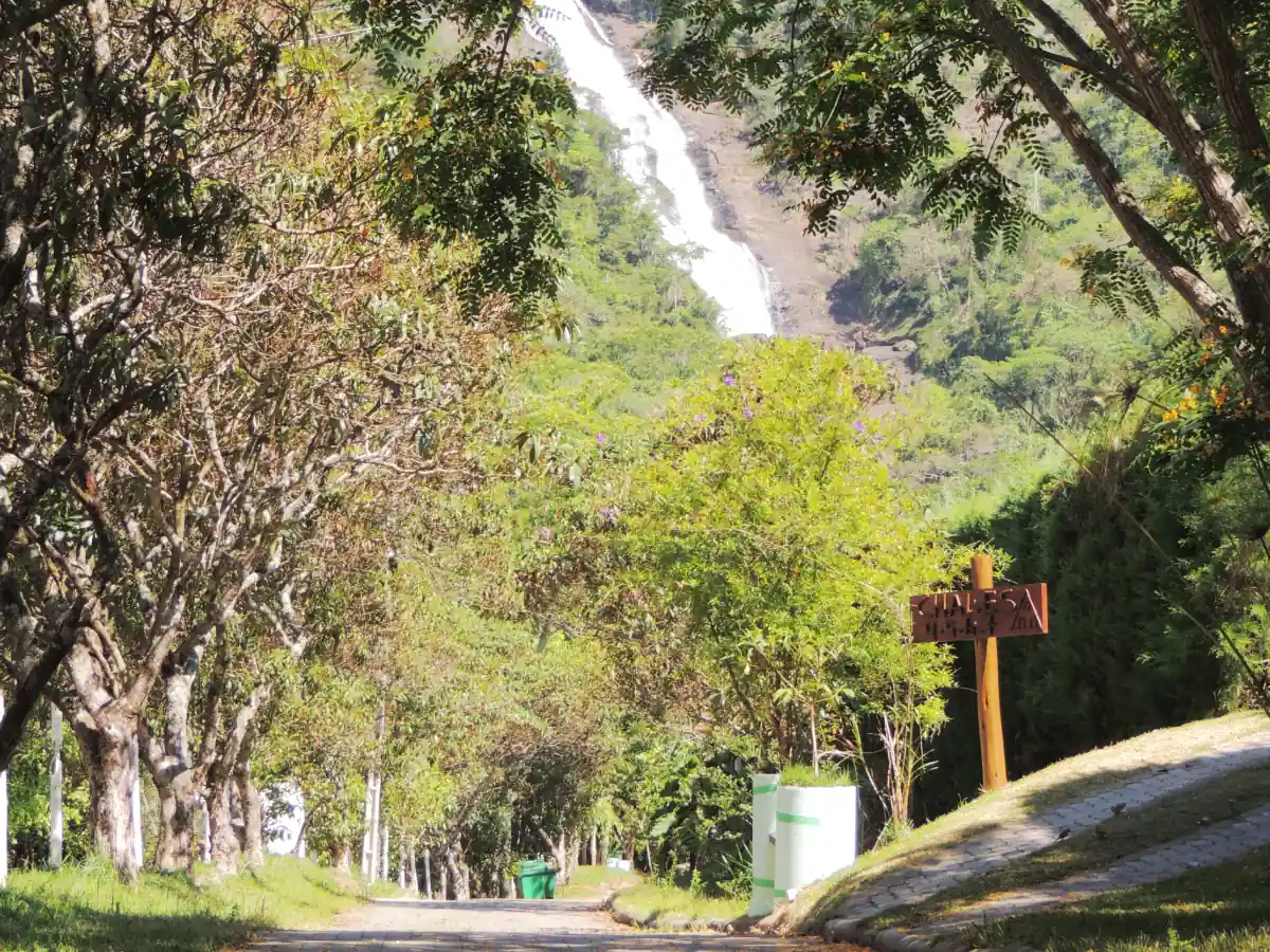 Estrada e, ao fundo, a Cachoeira dos Pretos em Joanópolis