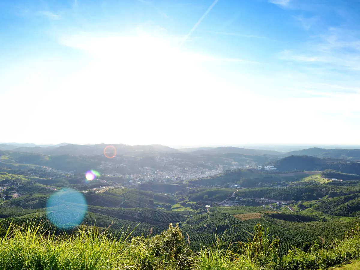 Montanhas da Mantiqueira rodeiam a cidade de Serra Negra