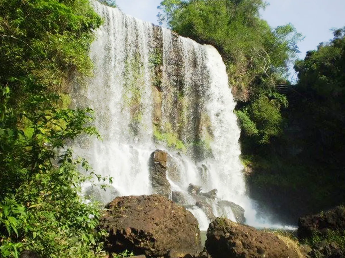 Cachoeira do Astor, queda d'água sobre pedras famosa no município de Brotas.