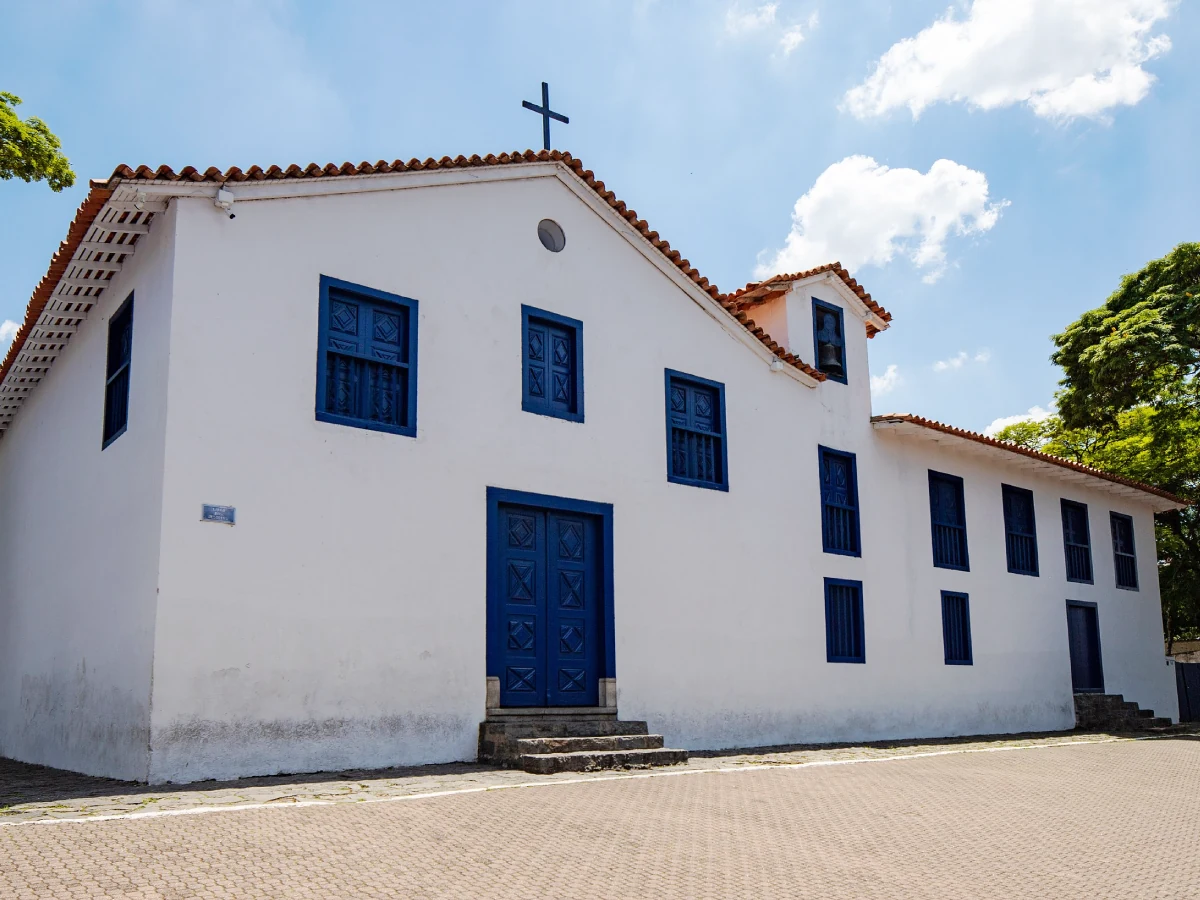 Igreja Nossa Senhora do Rosário, obra do barroco paulista, situada no Largo dos Jesuítas em Embu das Artes.