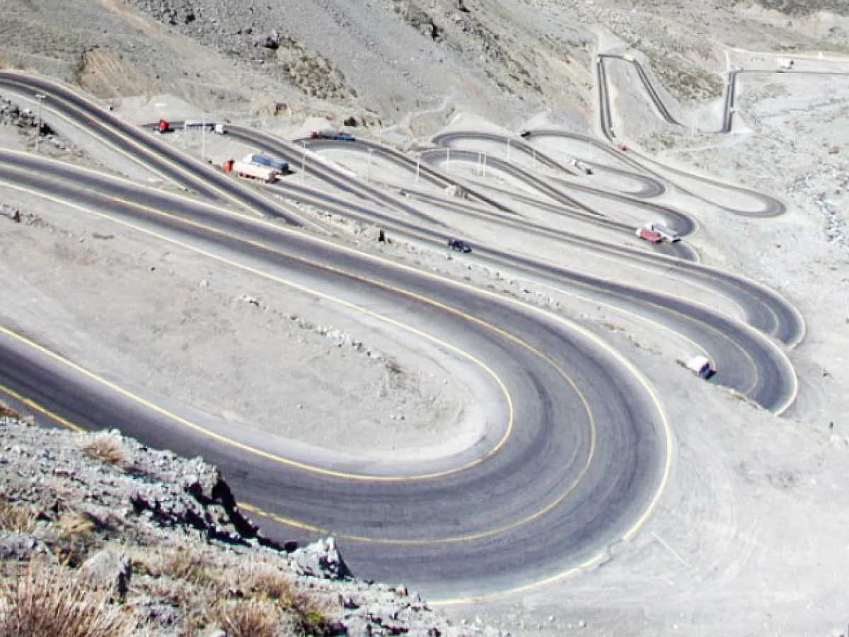 Estrada Los Caracoles e suas curvas acentuadas e asfaltadas, ligando a Argentina ao Chile (e vice-versa) através da Cordilheira dos Andes. sem neve, porém, com pouquíssima vegetação.