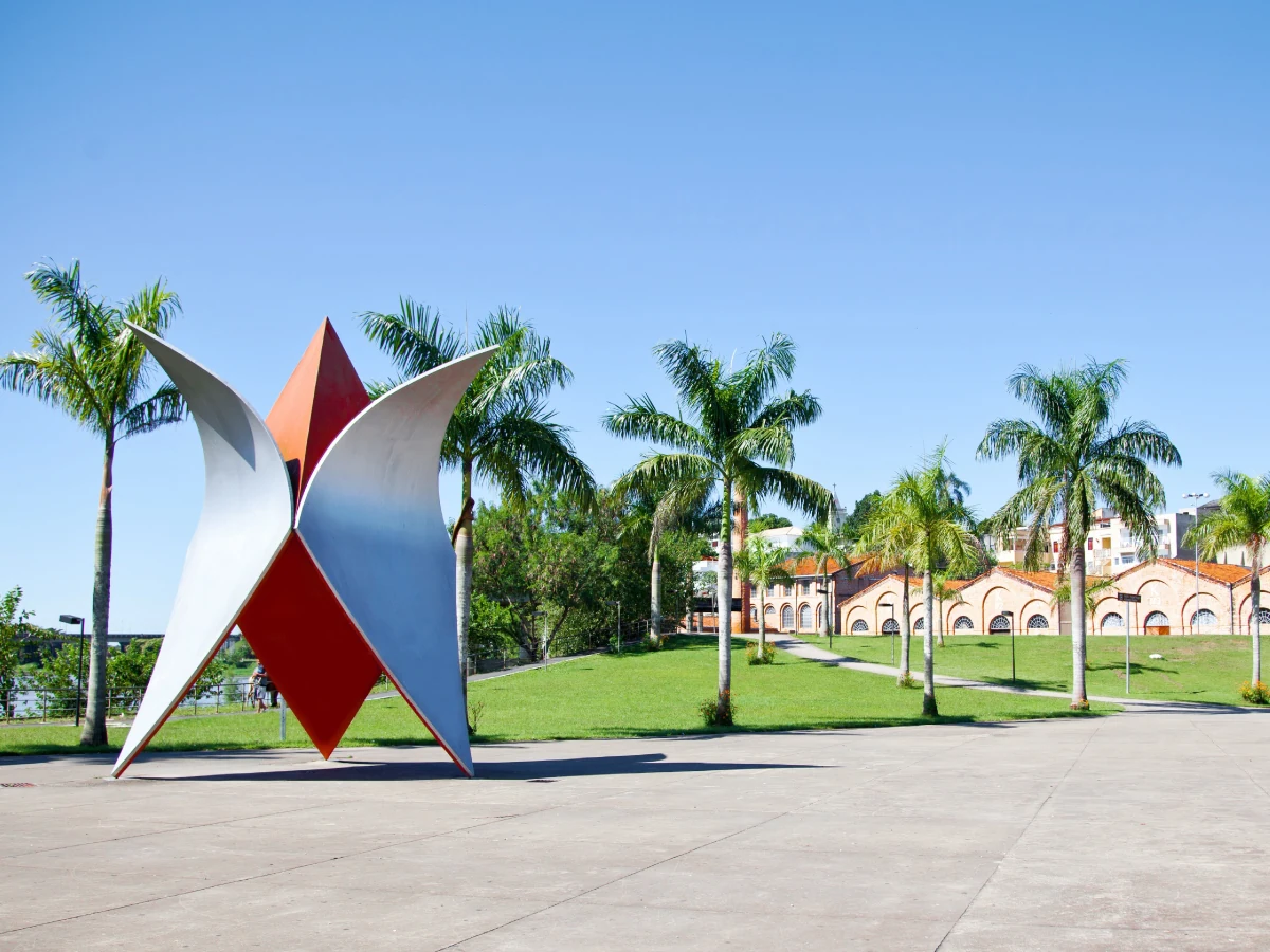 Praça Beira Rio, com o monumento Guaracuí de Tomie Ohtake em destaque e, ao fundo, Conjunto Arquitetônico KKKK (Kaigai Kogyo Kabushiki Kaisha, conhecido como antigo Casarão do Porto).