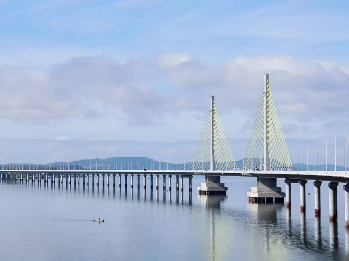 Símbolo da arquitetura moderna para Laguna (SC), a ponte Anita Garibaldi atravessa a Lagoa do Imaruí, tendo como destaque duas torres unidas ao vão central através de 60 cabos de aço. Ao fundo há um conjunto de montanhas e na própria lagoa uma pequena embarcação sobre as águas.