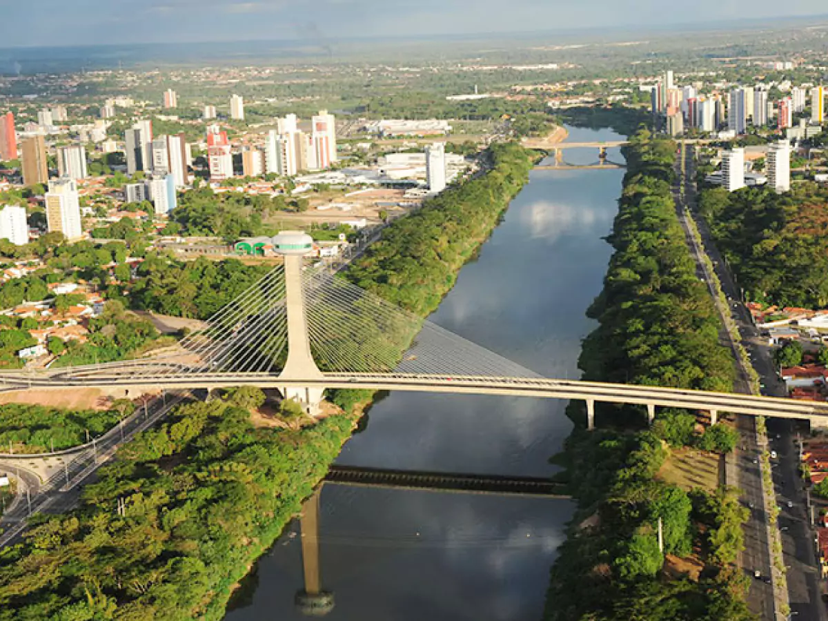 Ponte Estaiada Mestre João Isidoro França, estrutura sobre o rio Poti com um mastro central equivalente a 32 andares com uma vista panorâmica de 360º. Muito verde em volta e prédios ao fundo.