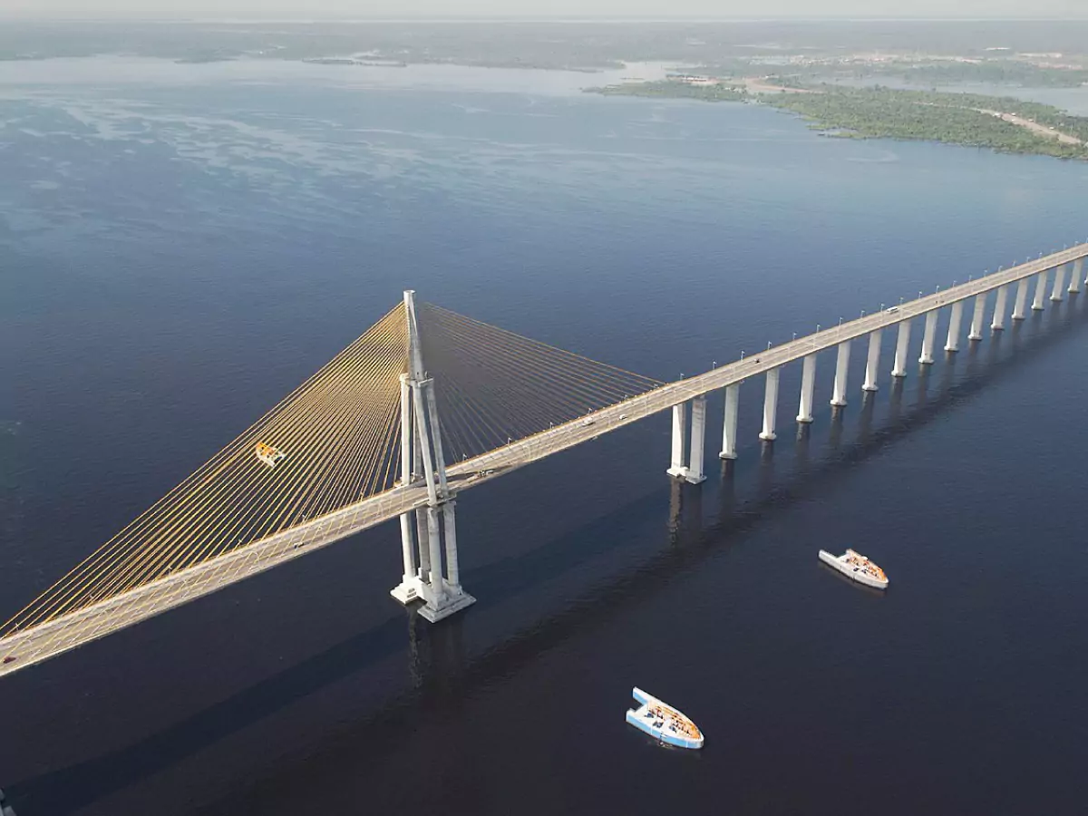 Ponte Rio Negro em Manaus, com seus 3,6 km de extensão e uma parte estaiada de 22, 60 metros. Estrutura sobre o rio Negro ligando a capital a outras cidades da região metropolitana.