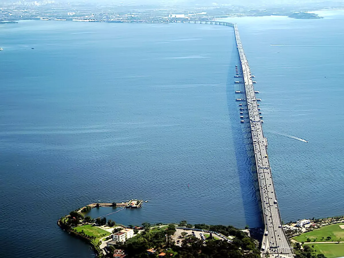 Ponte Presidente Costa e Silva, popularmente conhecida como Ponte Rio - Niterói, com sua estrutura sobre a Baía de Guanabara e um movimento tranquilo de veículos.