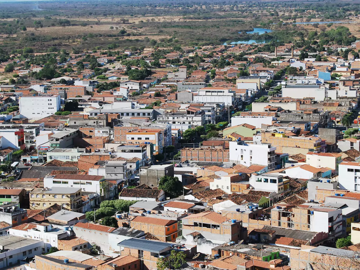 Vista aérea da cidade de Bom Jesus da Lapa, com construções de poucos andares. Ao fundo, vegetação diversa.