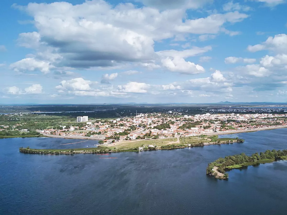 Às margens do Rio São Francisco encontra-se Paulo Afonso. Na foto, vista aérea destacando também o céu com muitas nuvens.