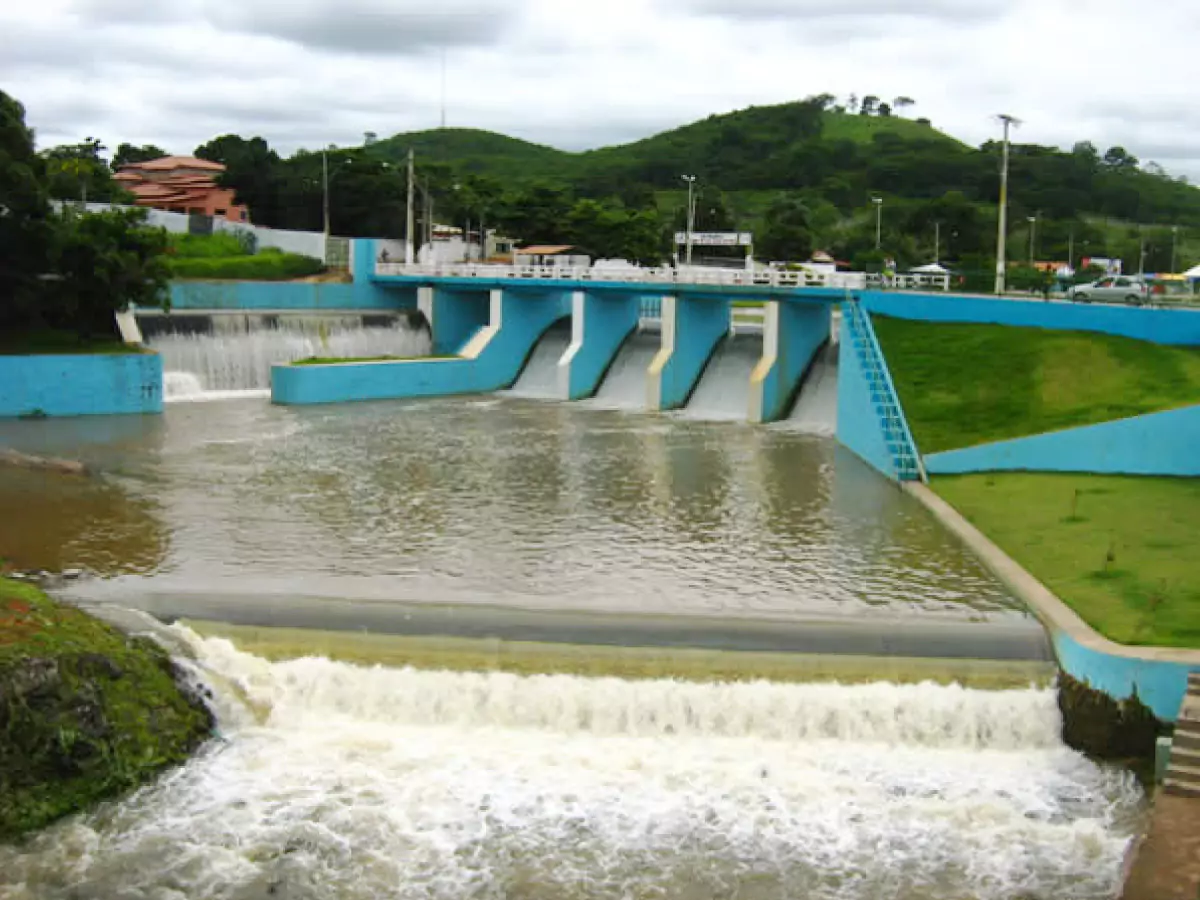 Orla da Barragem em São Desidério, com paredes na cor azul, gramado e vegetação às margens e água cristalina.