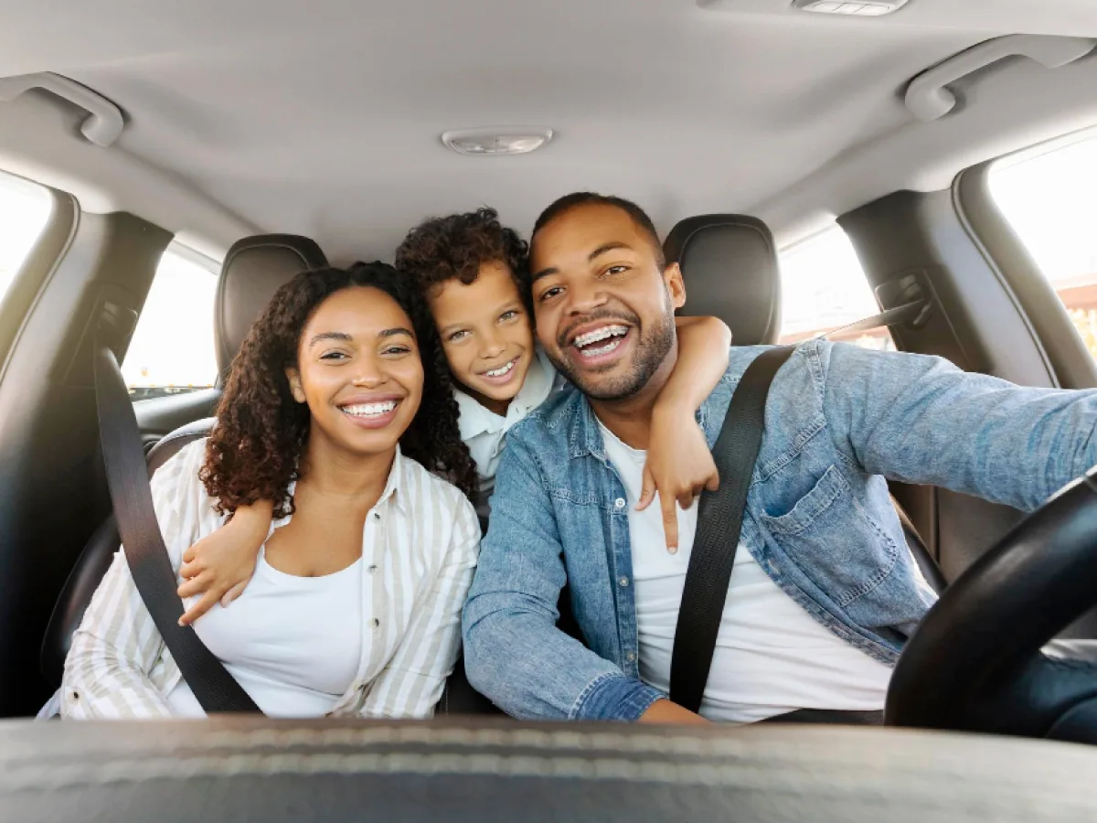 Família aproveitando a conveniência e flexibilidade do carro por assinatura.