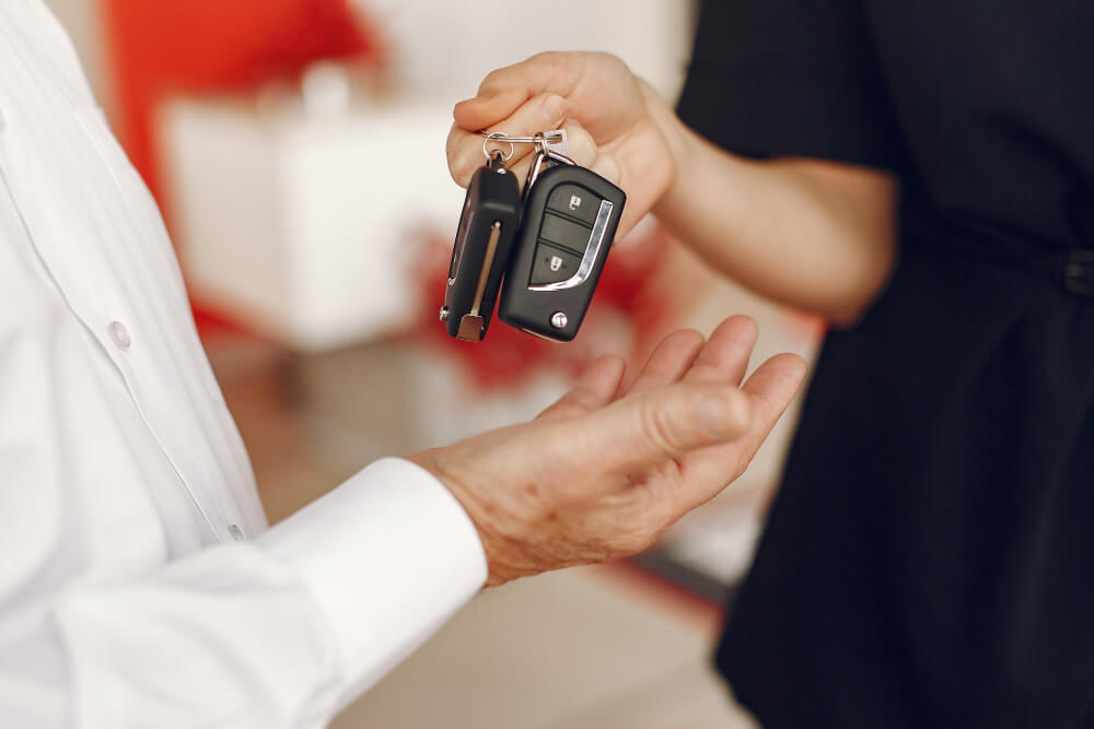 Pessoa-recebendo-chaves-de-um-carro-por-assinatura
