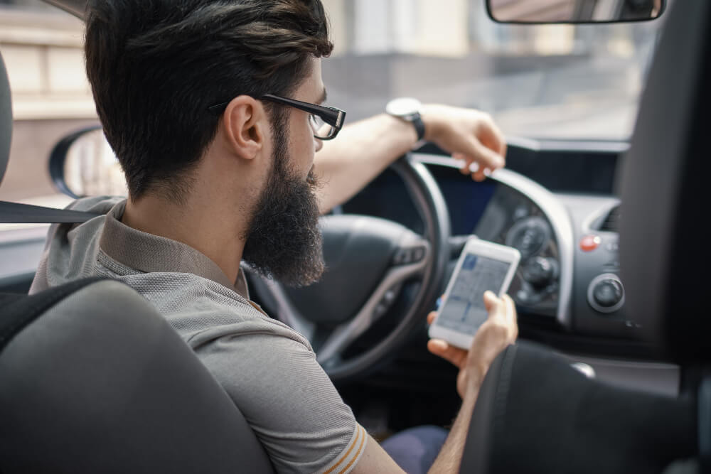 motorista de app usando um carro alugado