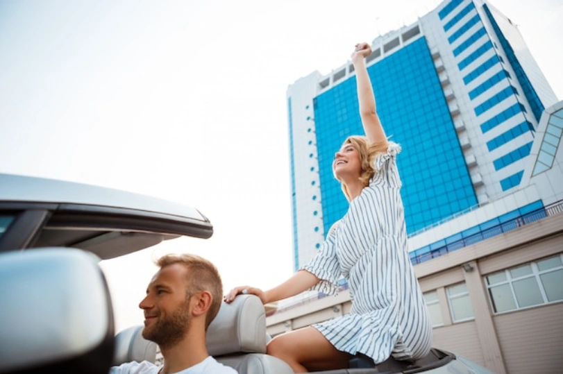 casal em carro conversível