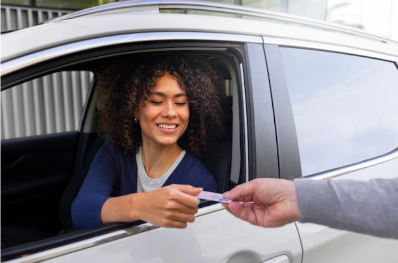 mulher recebendo sua permissão internacional para dirigir